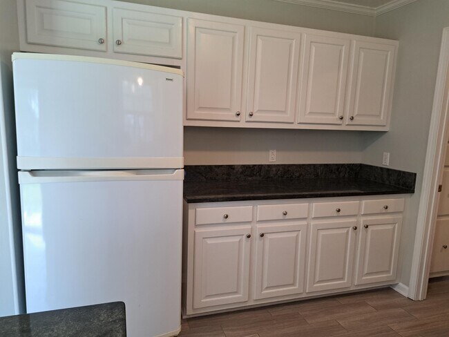 Building Photo - 1908 Joslyn Dr