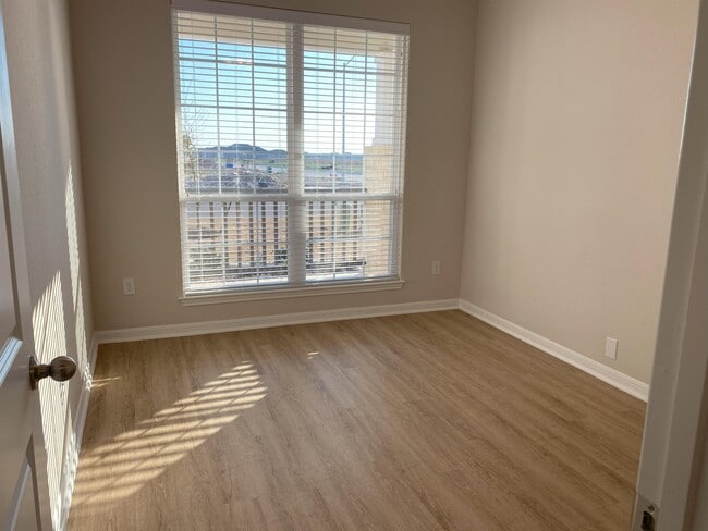 Building Photo - 8714 Happy Vly Dr