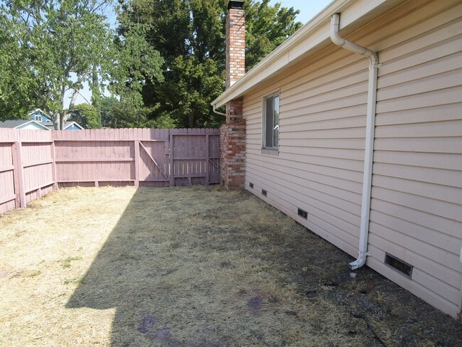 Building Photo - 1001 Mockingbird Ln