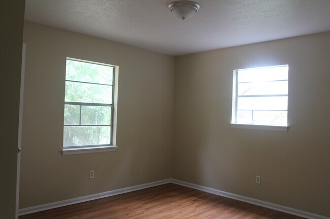 Building Photo - 2523 Beachview Dr