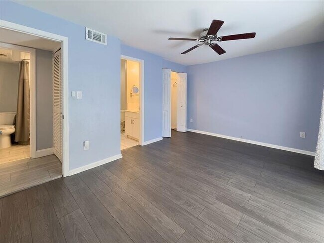 Building Photo - 902 NE 34th St