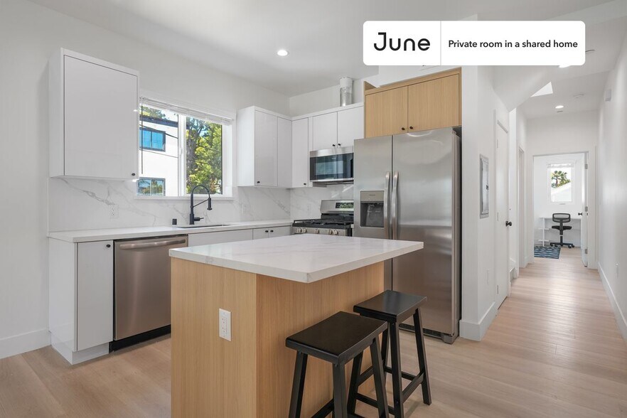 Building Photo - Private bedroom in 4 bed/3 bath Home