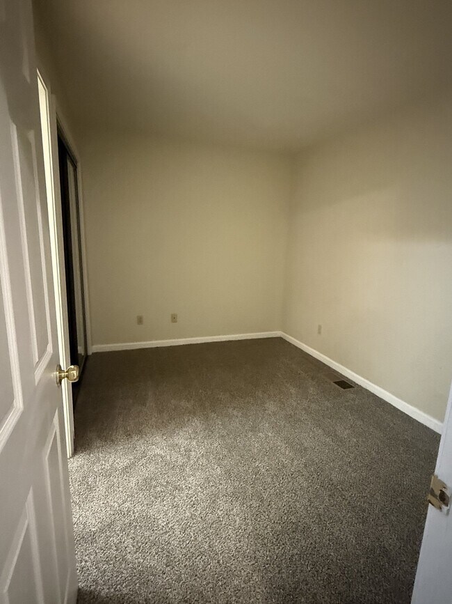 Building Photo - 488 Dogwood Dr