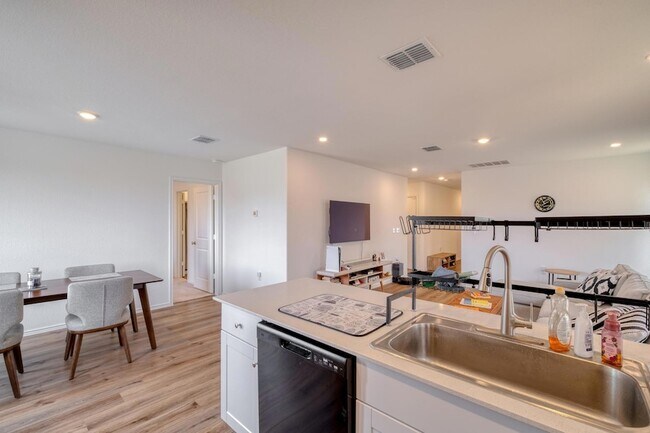 Building Photo - 2700 Schwartz Ln