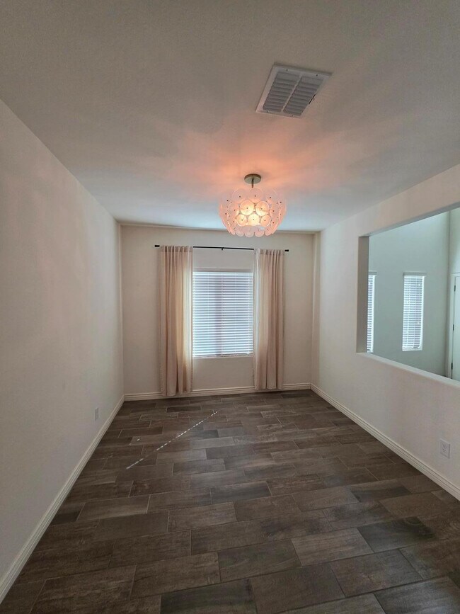 Building Photo - 2756 E Hickory St