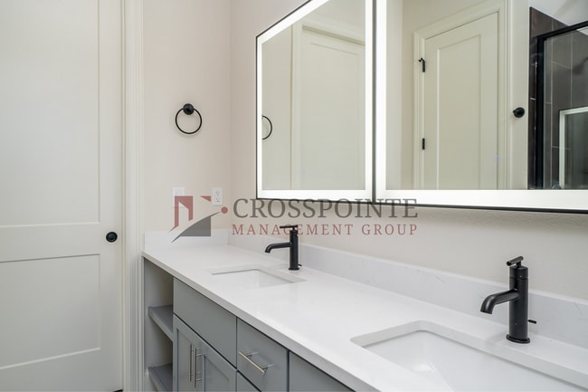 Building Photo - Luxury 3 bedroom, 3.5 Bath, 2 Car Garage Townhome- Fully Furnished!