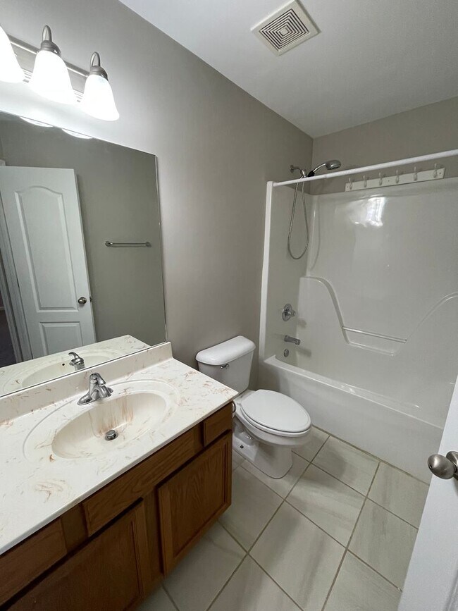 Building Photo - 122 Saddlecreek