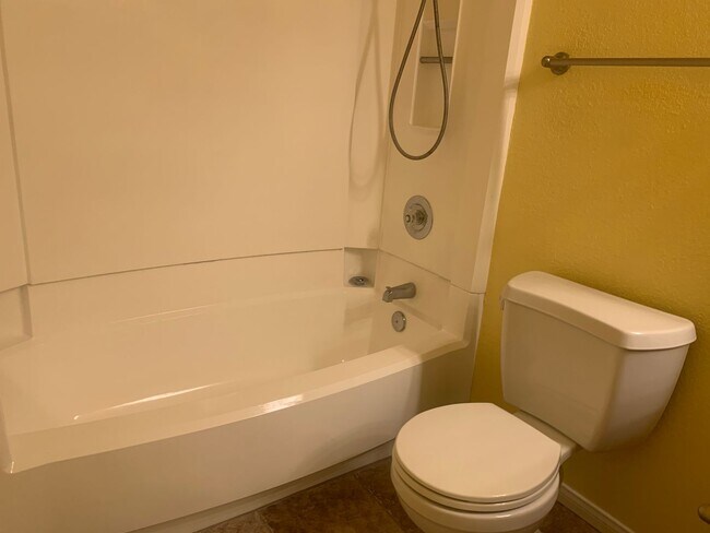 Building Photo - Beautiful upstairs condo with Washer and D...