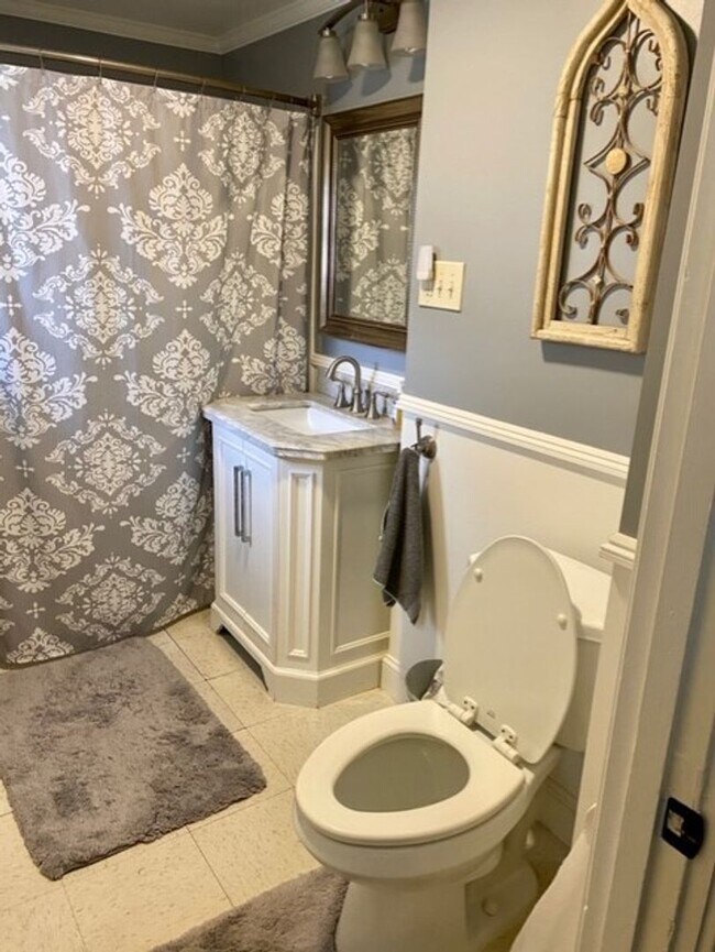Building Photo - Spacious and Updated 2 Bd 1 Bath In Dedham...