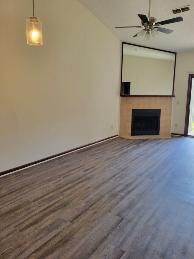 Building Photo - $1150 - 2/2 - Jefferson Square has receive...