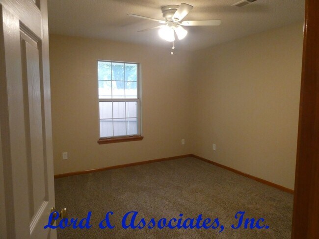 Building Photo - 318 Lois Ln