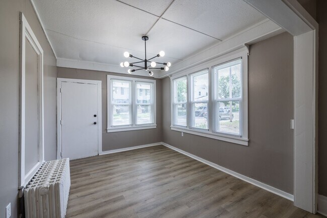 Building Photo - 5 Bedroom 2.5 Bath Midtown Home