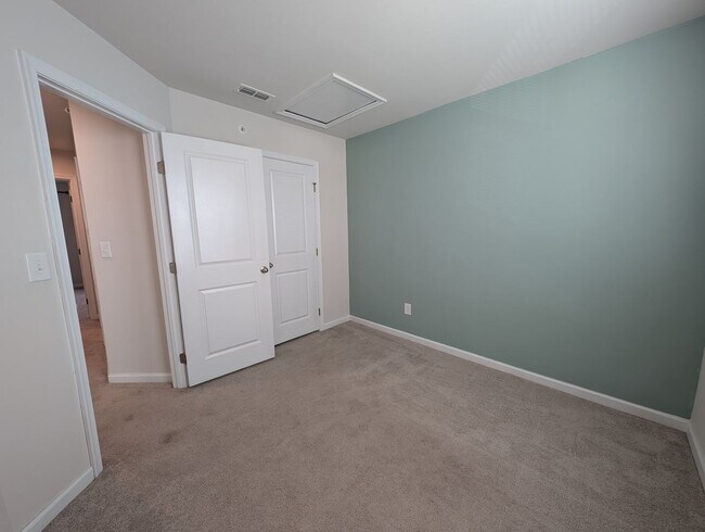 Building Photo - Pristine Townhome located in the North End Commons Community!