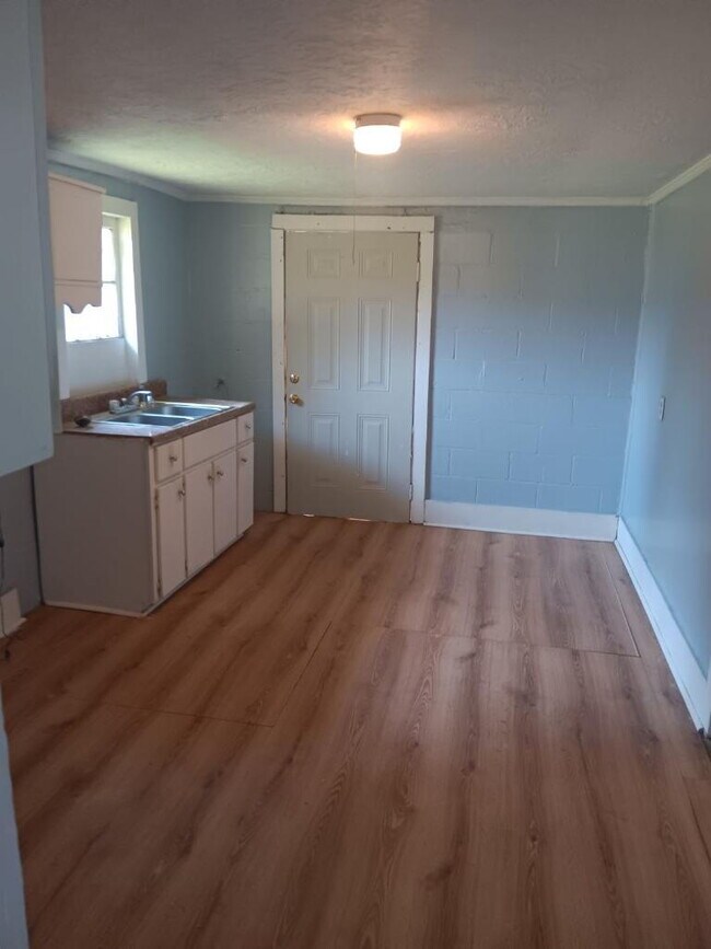 Building Photo - 2 bed 1 bath - Welcome to 409 Campbell Street