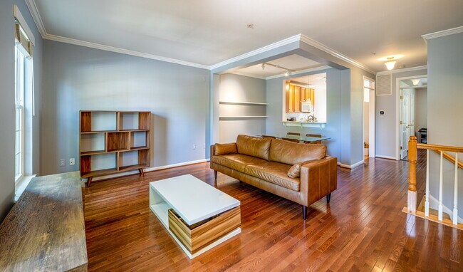 Building Photo - Comfortable Condo Living in Convenient Alexandria Location