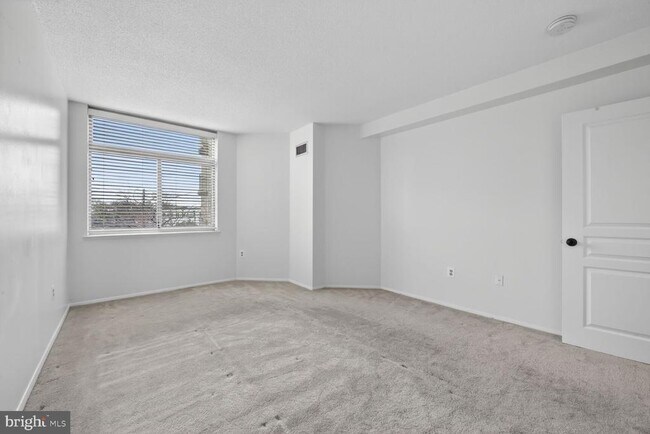 Building Photo - 7111 Woodmont Ave