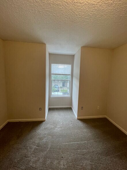 Building Photo - 5260 Collins Rd