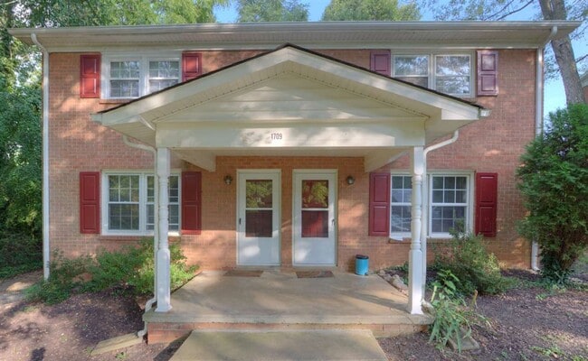 Building Photo - 1709 Cedar Hill Rd