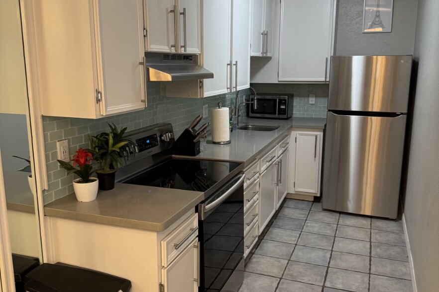 Building Photo - 2801 N Los Felices Cir E