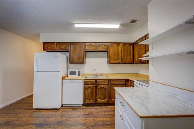 Building Photo - 2441 Sweetwood Dr