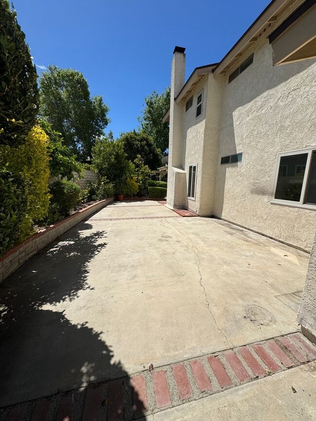Building Photo - Light-Filled Home with Resort-Style Backyard in Thousand Oaks