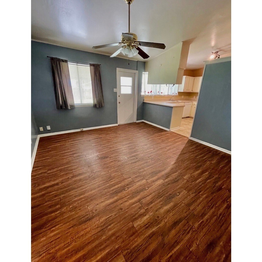 Living Room with wooden floors - 2915 Eagle Rdg