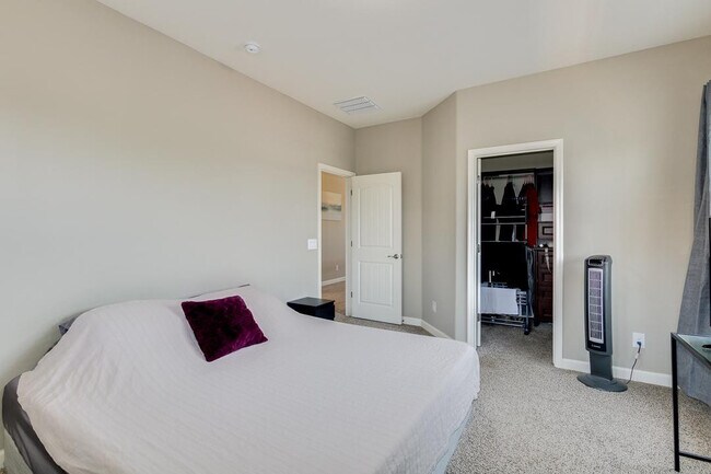 Building Photo - 1367 S Country Club Dr