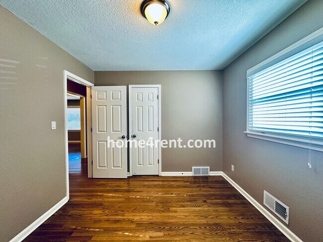 Building Photo - Beautifully Updated Home in Prime Overland...