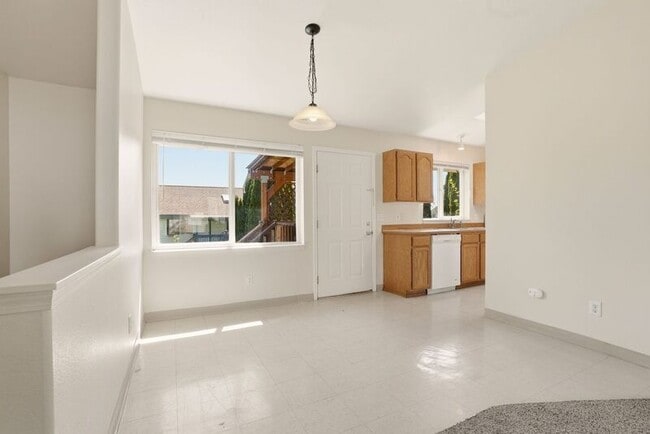 Building Photo - 820 N Siony