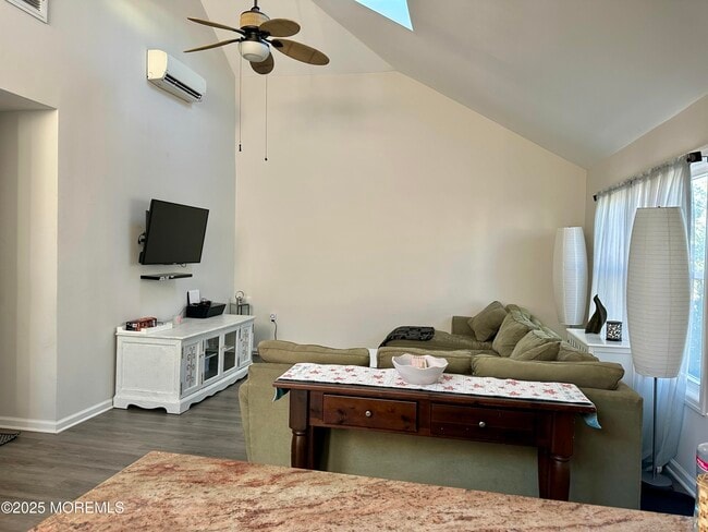 Building Photo - 559 Tarpon Ave