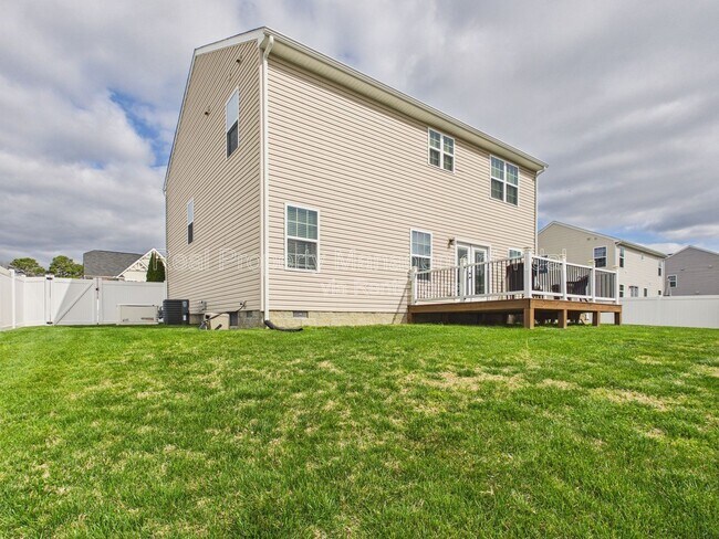 Building Photo - 555 Oliver Wy