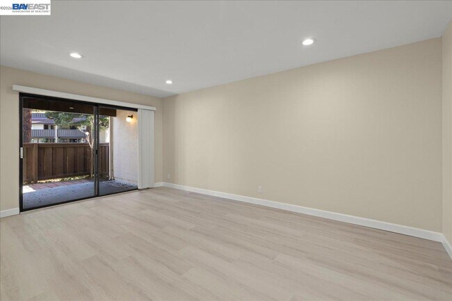 Building Photo - 999 W Evelyn Ave