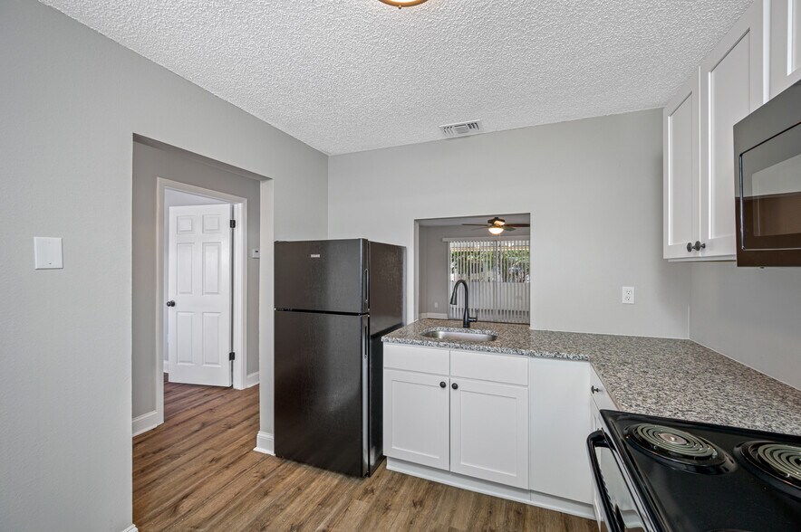 Building Photo - Armature Lake Apartments