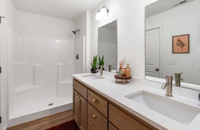 Building Photo - Free First Month Rent!