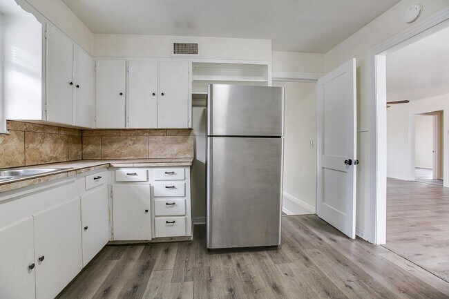 Building Photo - Very nice 3 bedroom home in Santa Rita AVAILABLE NOW!