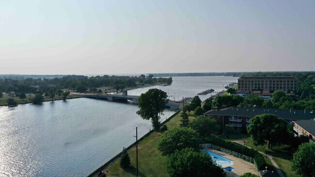 Building Photo - 1335 Summit Ave