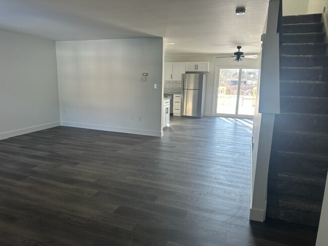 Building Photo - Beautiful 3 Bedroom, 1.5 Bath Townhome in ...