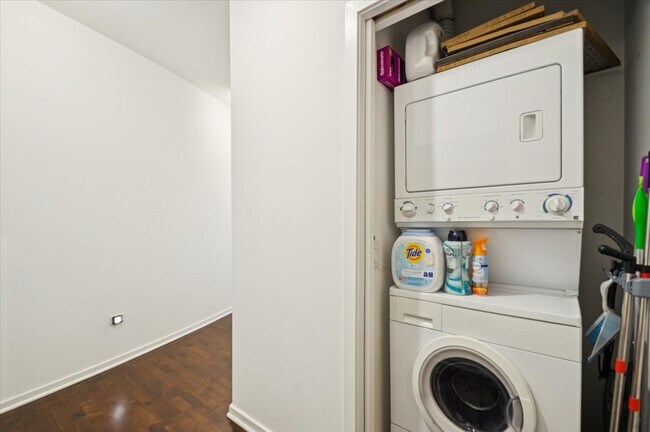 Building Photo - 123 S Green St