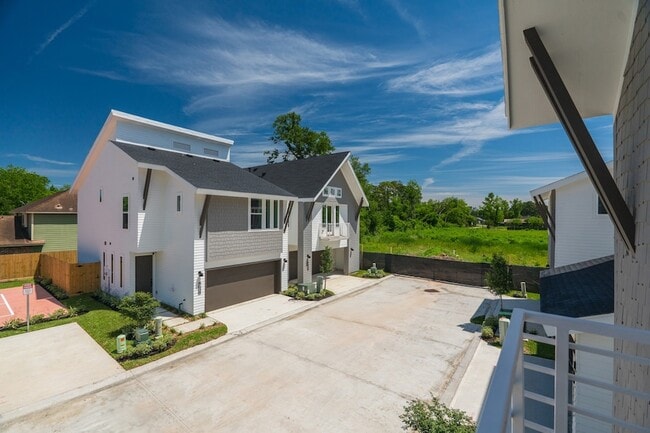 Building Photo - 7605 Victory Dr