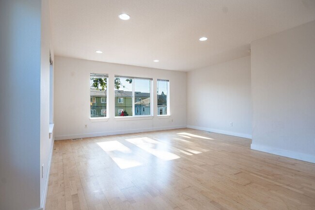 Building Photo - STILL AVAILABLE! Special: Only $500 Securi...