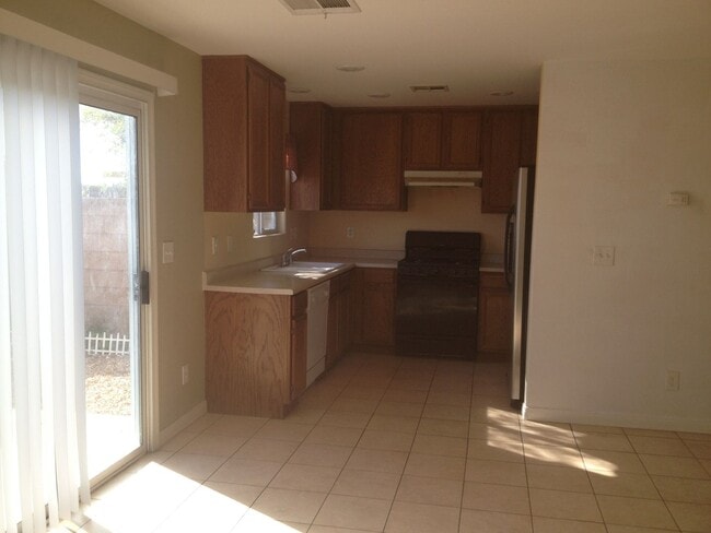 Building Photo - 3 Bed/2.5 bath. All Tile Downstairs. Open ...