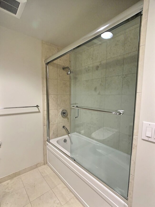 Building Photo - 20th Floor Spacious 3 Bedroom Condo with Den