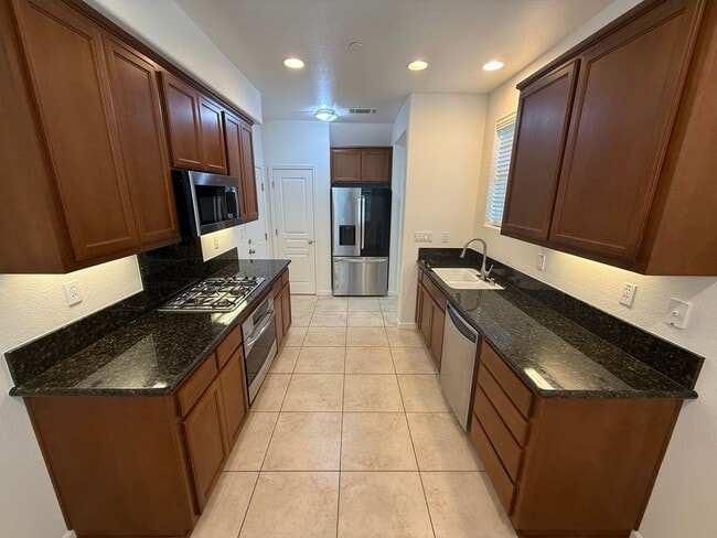 Building Photo - Hayward Condo 3 Bed/2.5 Bath Updated kitch...