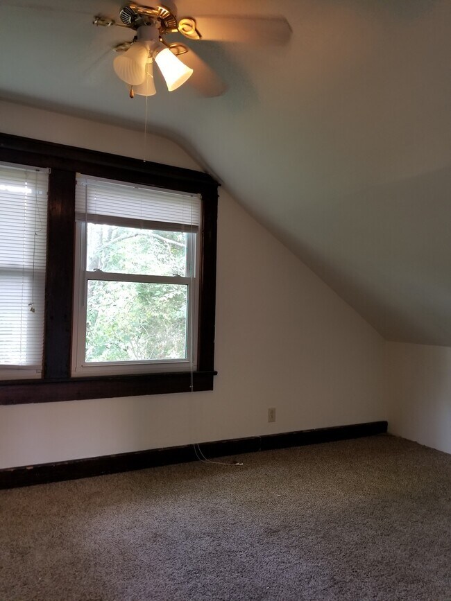 Building Photo - ***AUGUST 2027*** 5 Bed 3 Bath House Downtown