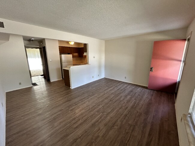 Building Photo - 604-650 Cumberland Dr