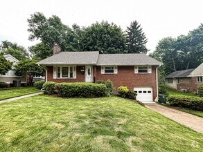 Building Photo - Sunny and Bright 4 Bedroom 3 Bath 2 Level ...