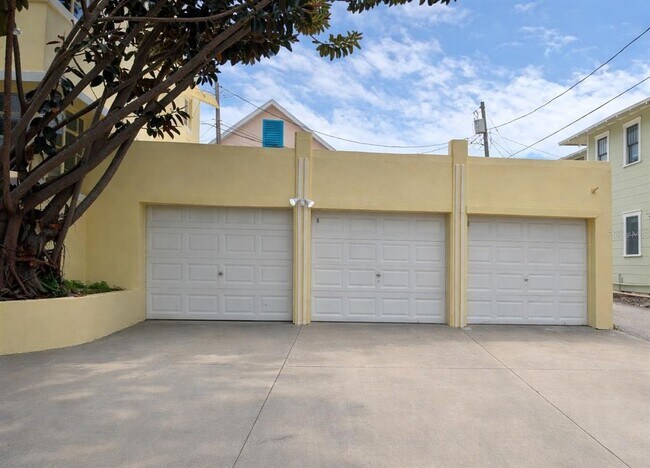 Building Photo - 520 11th Ave N