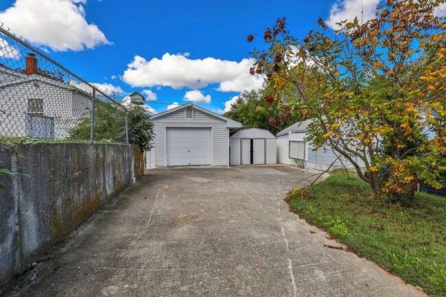 Building Photo - Adorable 4 bedroom | 2 bathroom | 2 car ga...