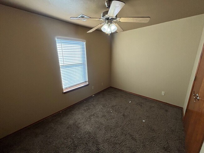 Building Photo - Wonderful Duplex in Yukon!