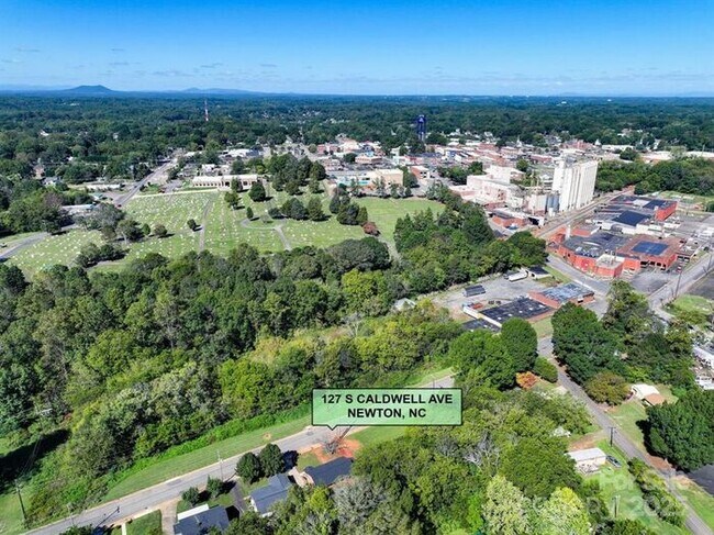 Building Photo - Stunningly Renovated 3BD/1BA Single Family...